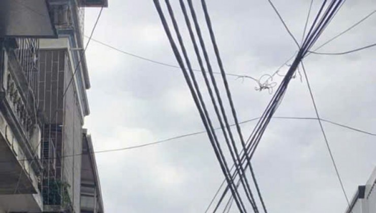 Cho thuê nhà Ở NHÓM 6 NGƯỜI, HỘ GĐ MP Lãng Yên - Hai Bà Trưng DT   45m2 - 3 tầng - 4N- Giá 13 Triệu